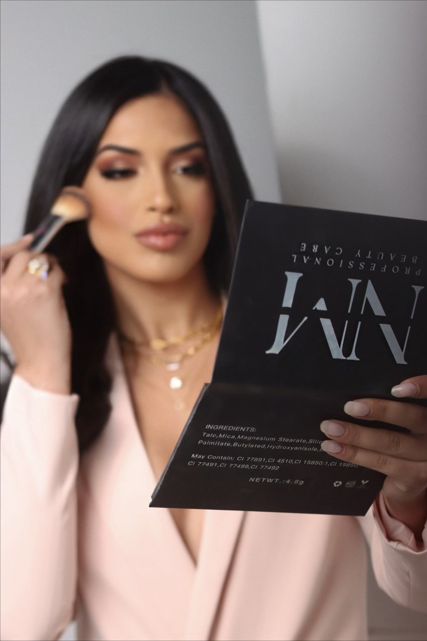 Mujer aplicándose maquillaje con la paleta de contornos NM Pro Beauty Care, marca exclusiva de Natasha Mercado Salon en Salinas, Puerto Rico.